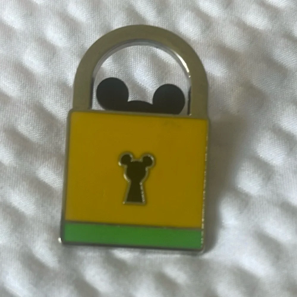 Disney Trading Pin - PLUTO Lock Mickey Keyhole Limited Release 2013